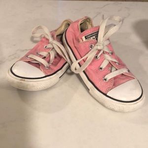 Girls Pink Converse Tennis shoes. Size 9. Guc.